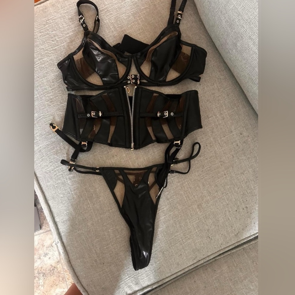 34DD/E bra, small suspender, small thong. Wore once for photo shoot